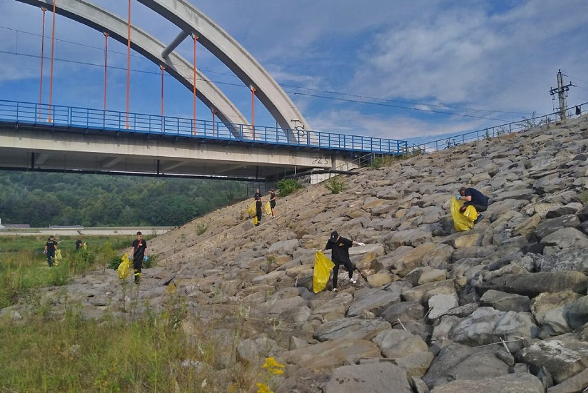 Zebrano 55 worków śmieci z okolic wiaduktu w Zembrzycach oraz z kolejnej części brzegów jeziora.