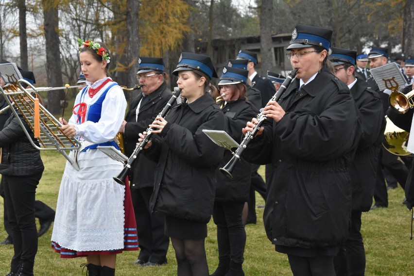 Dominikowice. Flaga poszła w górę, a Rutycz, Polanie i Beskidy zatańczyli w świetle jupiterów strażackich wozów bojowych