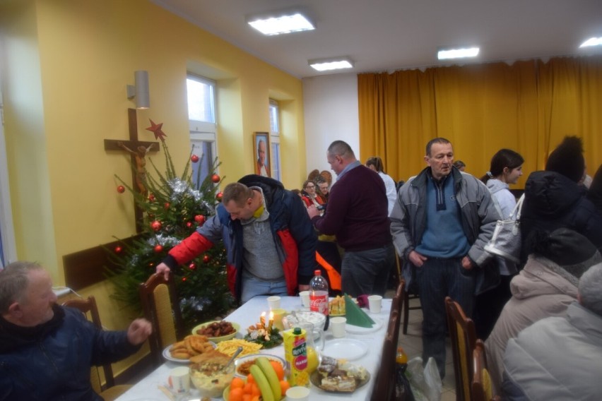 Ponad 200 osób na wigilii dla osób samotnych i potrzebujących w Domu Pielgrzyma w Lęborku
