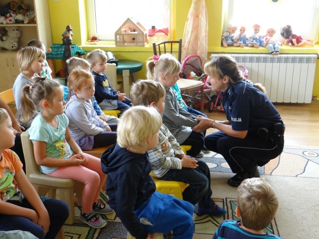 O bezpieczeństwie na drogach w Publicznym Przedszkolu nr 3 z przedszkolakami rozmawiała podkom. Aneta Wlazłowska