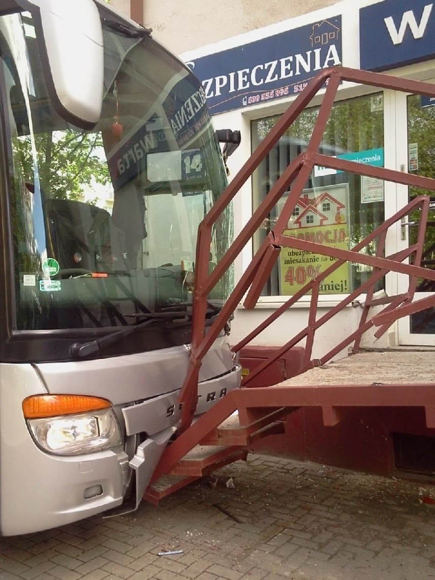Wypadek w Olsztynie. Autobus wjechał na chodnik i uderzył w schody [FILM]