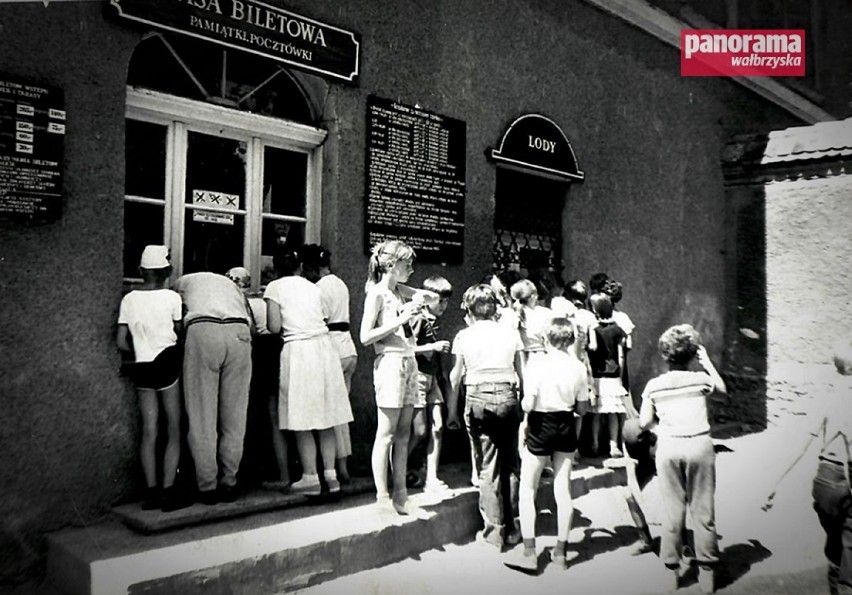 Turyści w zamku Książ na przełomie lat 70. i 80.