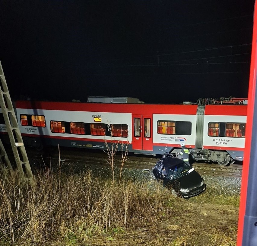Gmina Opalenica: Pod Wojnowicami samochód zderzył się z pociągiem [FOTO]