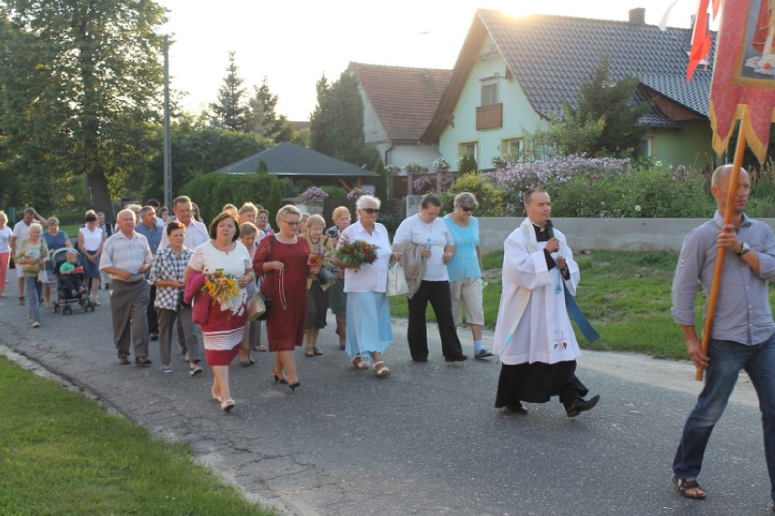 Co roku, 15 sierpnia, rusza procesja z kościoła do kapliczki...