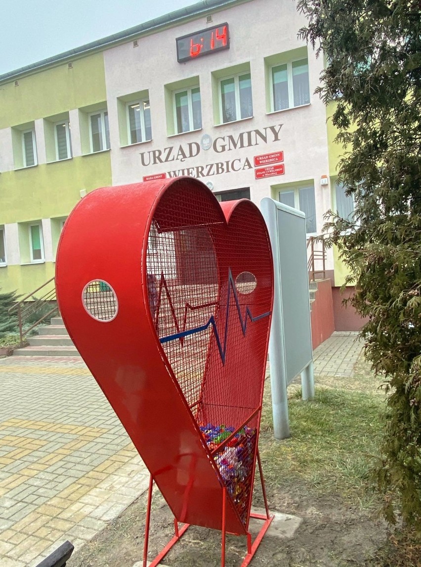 Serce pełne plastikowych  nakrętek dla  małej Wiktorii od mieszkańców gminy Wierzbica 