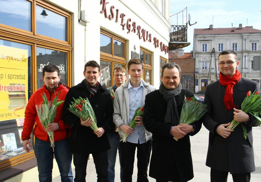 Poseł Artur Ostrowski i działacze SLD składali dziś...