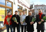 Dzień Kobiet w Piotrkowie: działacze SLD wręczali piotrkowiankom tulipany