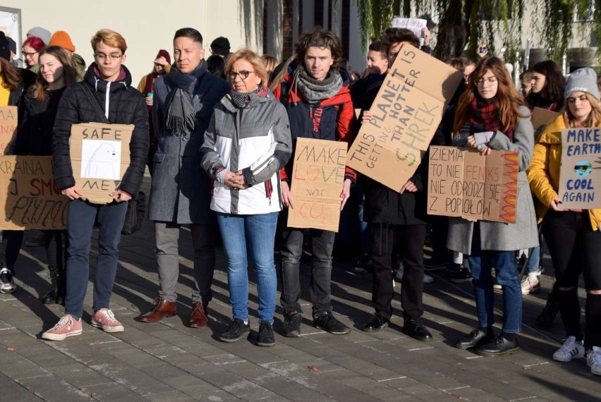 Młodzieżowy Strajk Klimatyczny na placu przed teatrem