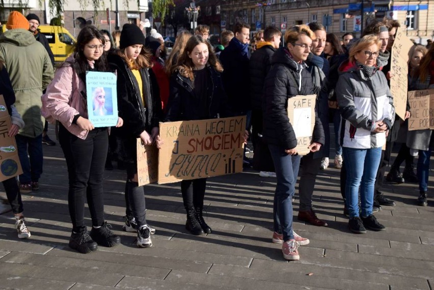 Młodzieżowy Strajk Klimatyczny na placu przed teatrem