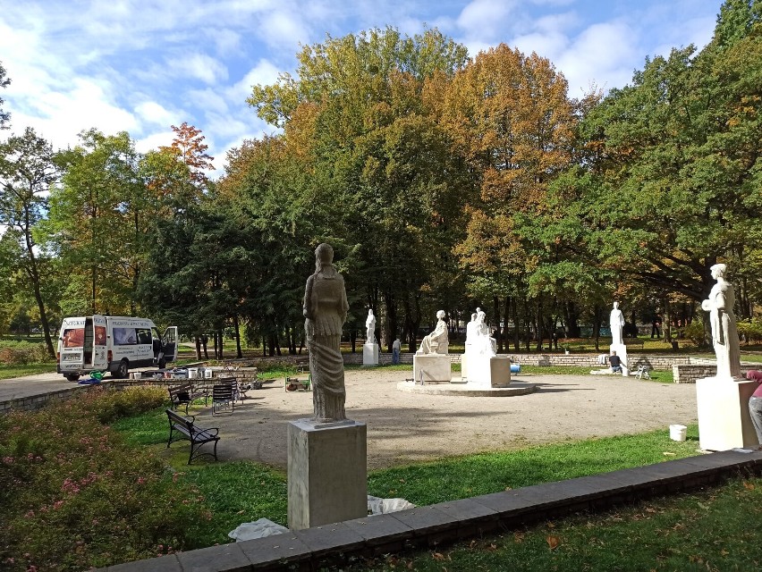 Bytom: W parku miejskim trwa renowacja rzeźb tworzących Aleję Muz. Jedna z nich odzyskała głowę, a wszystkie zostaną wyczyszczone