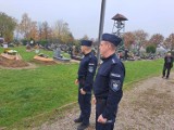 Wszystkich Świętych 2022: policjanci w powiecie puckim czuwają nad bezpieczeństwem odwiedzających cmentarze | Nadmorska Kronika Policyjna