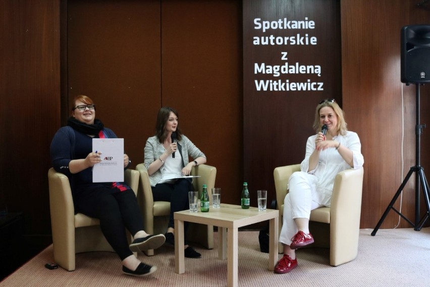 Kierunek szczeście - spotkanie z Magdaleną Witkiewicz w tczewskiej bibliotece [ZDJĘCIA]