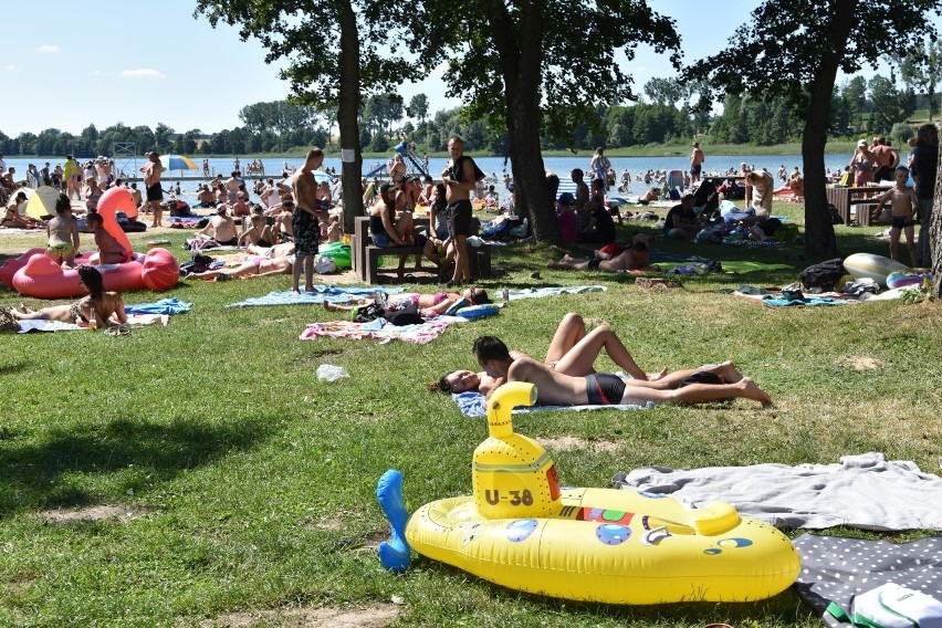 Wystarczy trochę słońca, by plaża nad jeziorem w Wąsoszu...