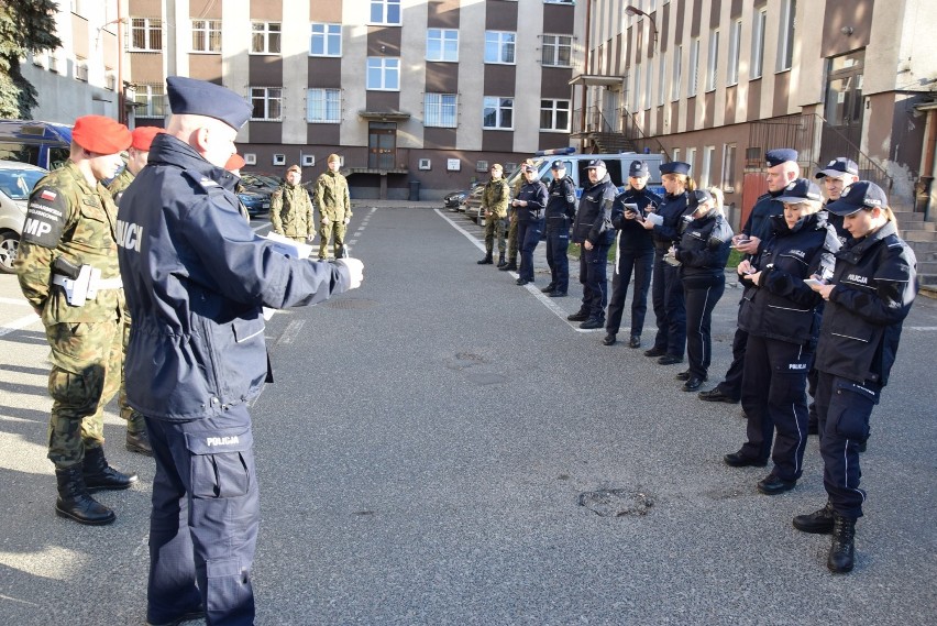 Policjantów podczas patroli wspiera Żandarmeria Wojskowa i...