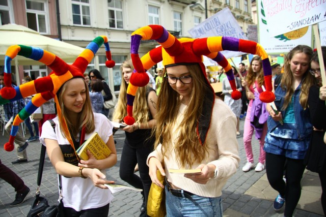 Święto Wolnych Książek w Lublinie. Promowali bookcrossing (ZDJĘCIA)

W czwartek obchodzone było Ogólnopolskie Święto Wolnych Książek. Świętowano też w Lublinie. Chodziło o promowanie bookcrossingu, czyli niekonwencjonalnej formy popularyzacji książki i czytelnictwa.