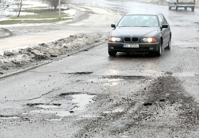 Od początku roku do ZDiT zgłosiło się już ponad 400 kierowców, których pojazdy ucierpiały od dziur w jezdniach.