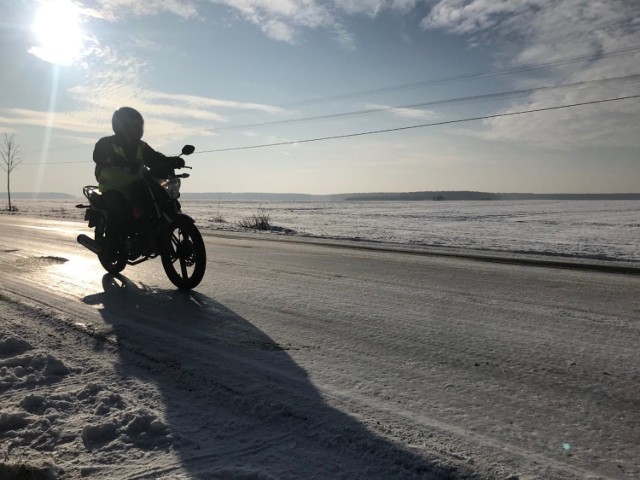 "Posypali zakręty, a prostą zostawili" skarżą się mieszkańcy Głażewa i Łowynia (1.02.2021).