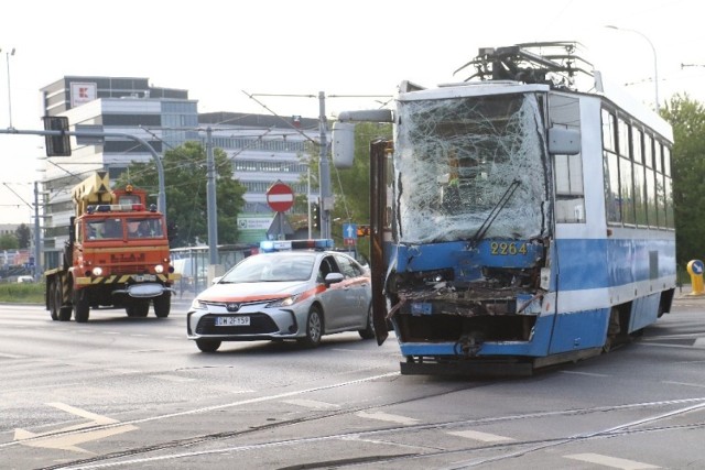 Awaryjny przejazd zniszczonych w wypadku tramwajów do zajezdni Gaj przy skrzyżowaniu ul. Kamiennej i Ślężnej