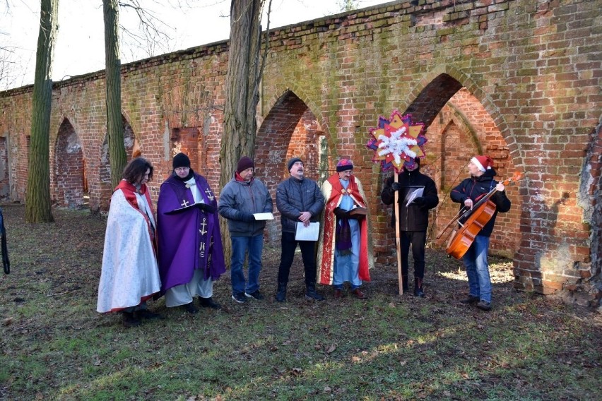 Pokłon trzech mędrców w ruinach klasztoru augustianów 