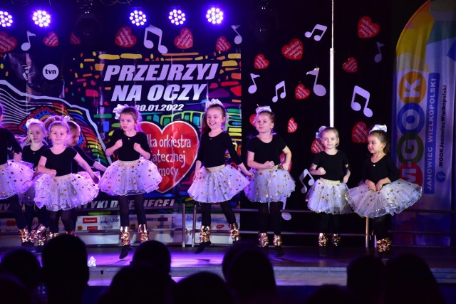 Spektakl "Śpiewamy, tańczymy, pomagamy" w Janowcu Wielkopolskim.