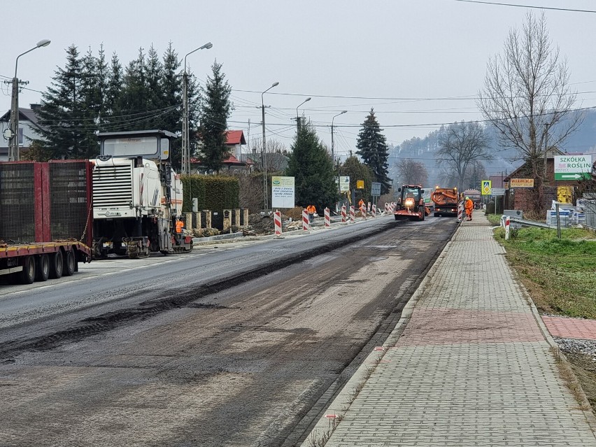 Kierowcy jadący DK 75 w Uszwi muszą liczyć się z...