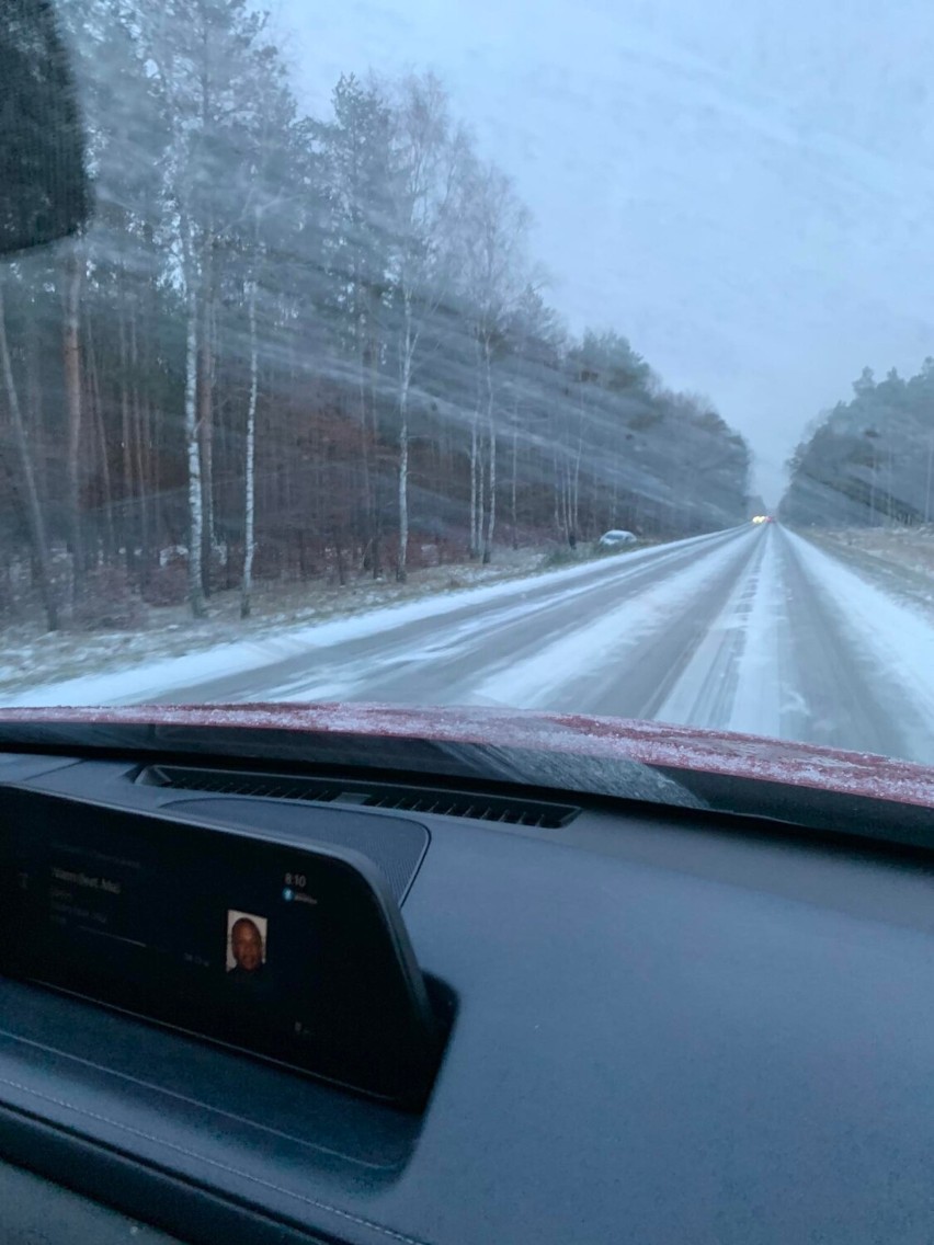 Zima wróciła, samochody wypadają z tras. Śliskie drogi w Goleniowie i całym regionie