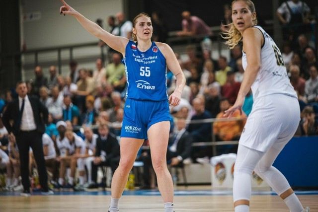 Chloe Bibby (nr 55) rozegrała w Poznaniu pełne 40 minut meczu, zdobyła dla gorzowskiej drużyny 24 punkty.