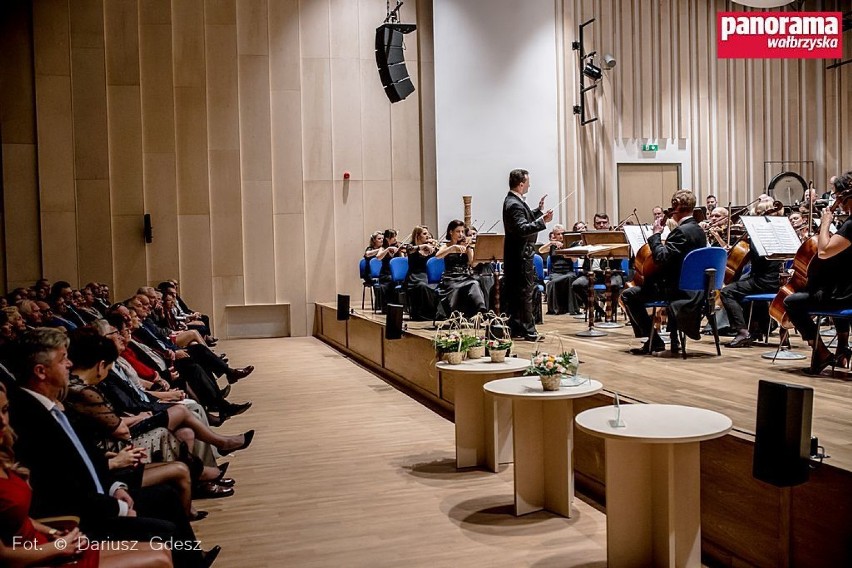 Orkiestra Filharmonii Sudeckiej z Wałbrzycha zagrała pierwszy koncert w swojej wyreomontowanej sali