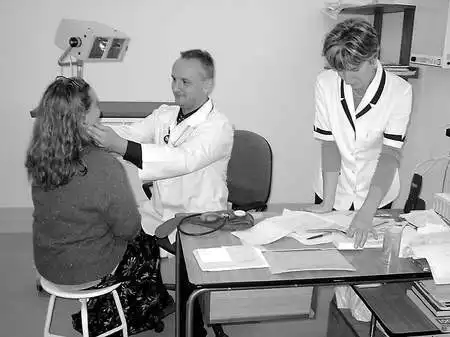 W takim gabinecie dobrze się czują zarówno pacjenci, jak i personel medyczny. Na zdjęciu doktor Jacek Piotrowski i pielęgniarka Wiesława Stasiak.