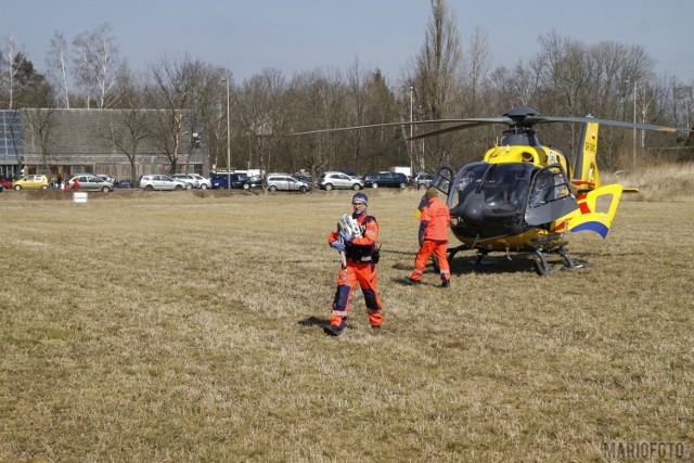 Na miejsce przyjechała karetka z ratownikami, którzy reanimowali dwulatkę. Kiedy udało się przywrócić jej funkcje życiowe, w stanie ciężkim została helikopterem przetransportowana do szpitala.