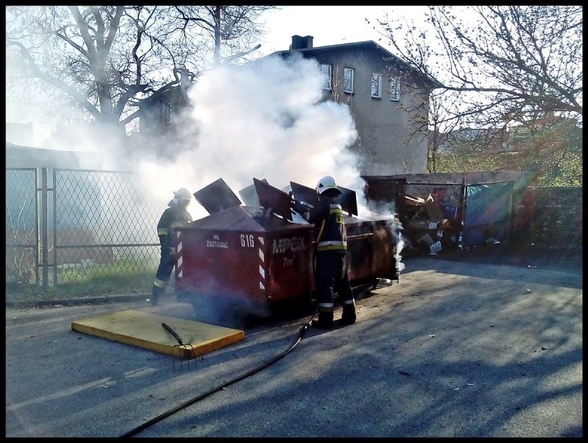 Pożar kontenera na śmieci przy ulicy Zamenhofa. Zdjęcia z...