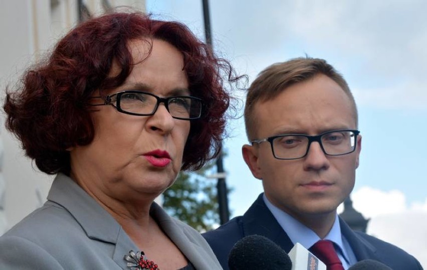 Poseł Elżbieta Kruk (PiS)

Oszczędności: 100 tys....