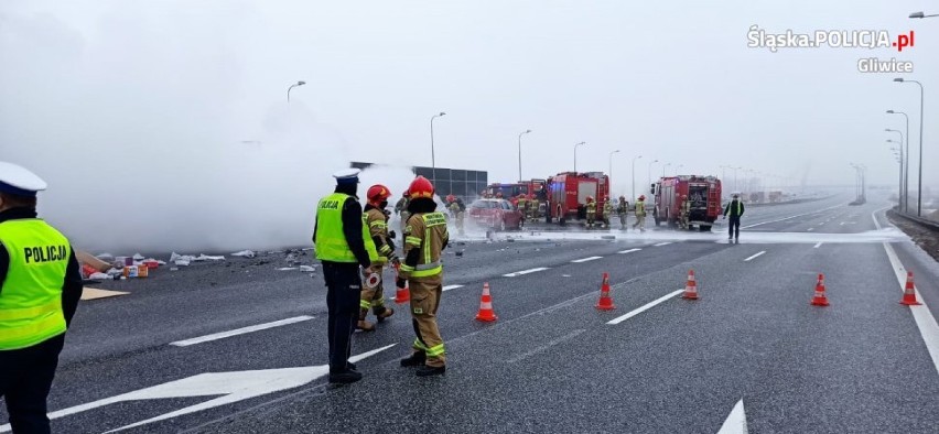 Gliwice: Wypadek na autostradzie A4. Są ranni. Auto się zapaliło po zderzeniu trzech samochodów