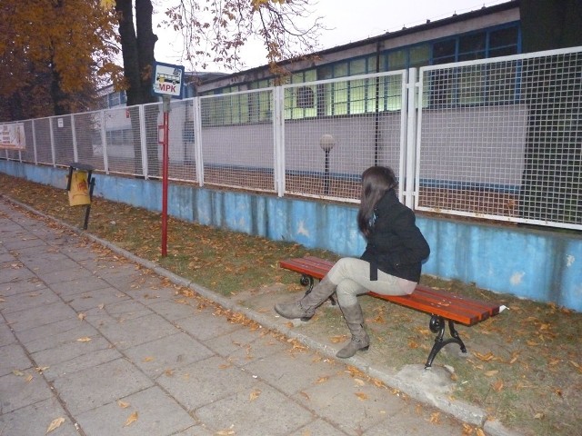 Nowa ławka pojawiła się m. in. przy przystanku na ul. Warszyca