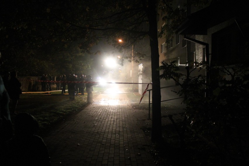 Groźny pożar na ul. Sikorskiego  w Tomaszowie Maz. Dwie osoby trafiły do szpitala [ZDJĘCIA+FILM]