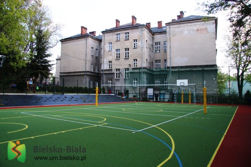 Po 40 latach bielska szkoła doczekała się nowiutkiego boiska [ZDJĘCIA]