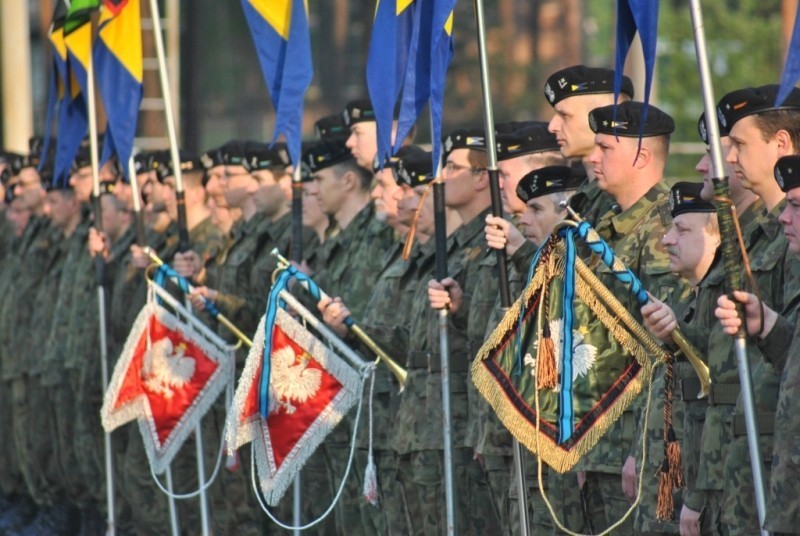 Barwy narodowe na apelu patriotycznym w Żaganiu