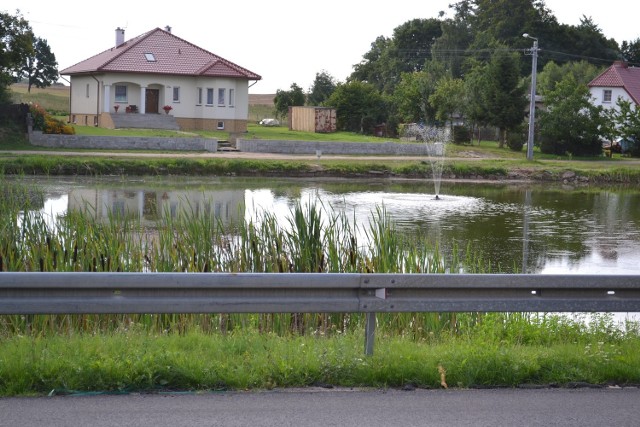 Miastko ma fontannę, więc Piaszczyna nie będzie gorsza. W sołeckim stawie ustawiono wodotrysk podświetlany nocą. Fontanna w Piaszczynie została sfinansowana przez miejscowego przedsiębiorcę – Bolesława Prondzińskiego.