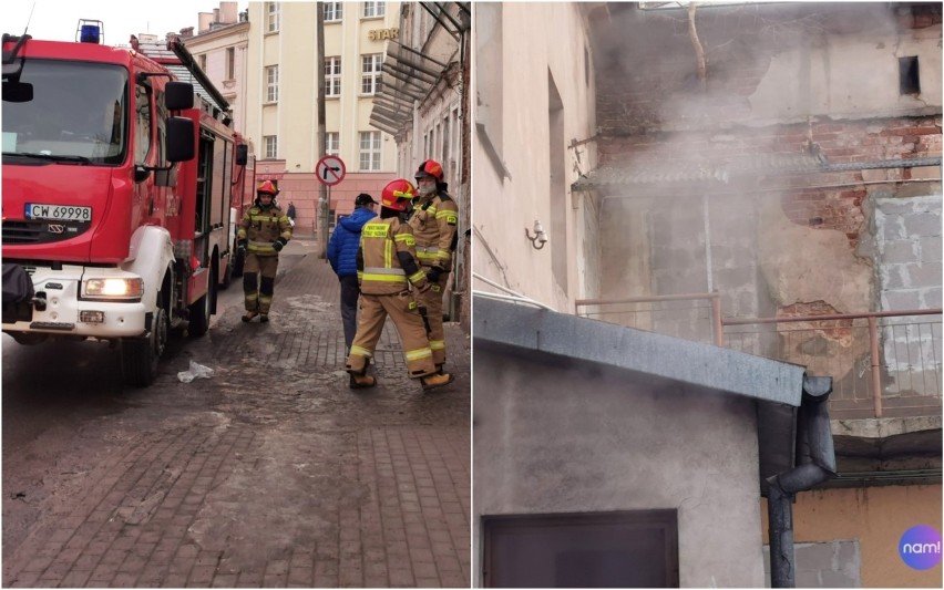 Dym wydobywał się z kamienicy przy ulicy Brzeskiej we...