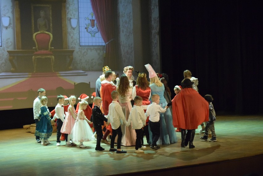 „Bajkolandia” w wykonaniu przedszkolaków, rodziców i pracowników przedszkola na scenie Poloneza