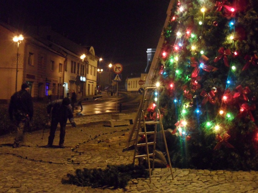 Jaworzno: Choinka na rynku w centrum już stoi! [ZDJĘCIA]