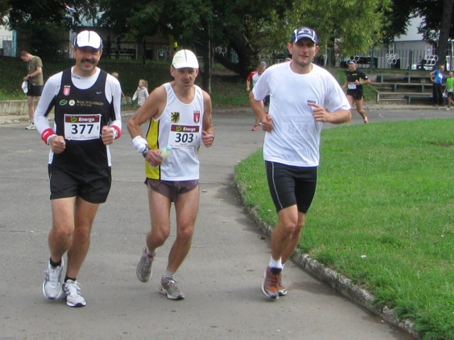 Sławomir Rozenberg (pośrodku) pobiegł w Maratonie Warszawskim