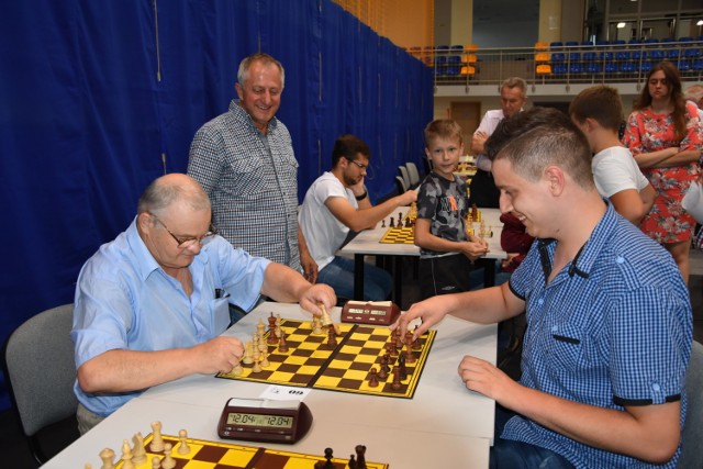 Nad sprawnym przebiegiem zawodów czuwał znany polski sędzia szachowy Ulrich Jahr oraz trener Feniksa Mirosław Kozielski