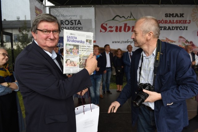 Przechodzącego na emeryturę redaktora Stanisława Śmierciaka żegnały tłumy przyjaciół, współpracowników, przedstawiciele służb mundurowych i włodarze miast i gmin