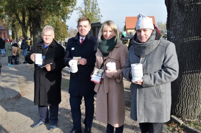 Kwestowała m.in. poseł-elekt Magdalena Łośko w otoczeniu radnych: (od lewej) Grzegorza Kaczmarka, Patryka Kaźmierczaka i Jacka Bętkowskiego
