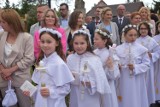 Pierwsza komunia święta w parafii pw. św. Jakuba Apostoła w Wągrowcu. Dzieci z fary przyjęły Jezusa do swoich serc