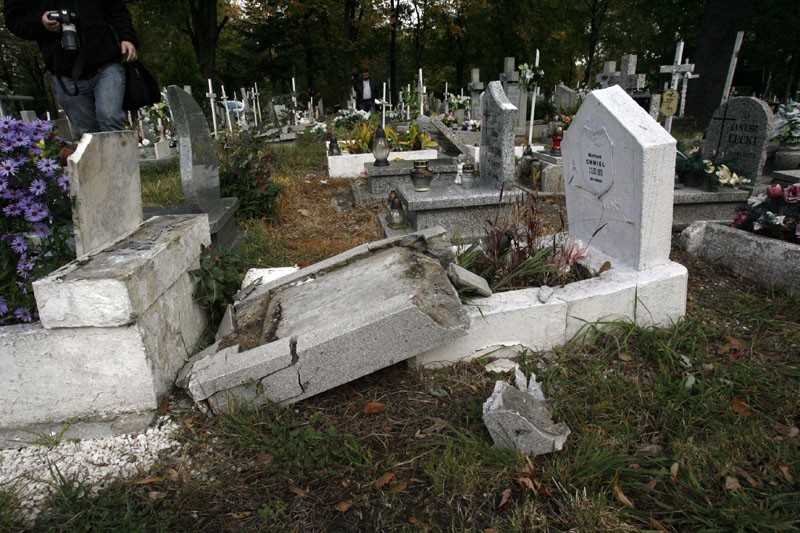 Legnica: Zdewastowali groby(ZDJĘCIA)