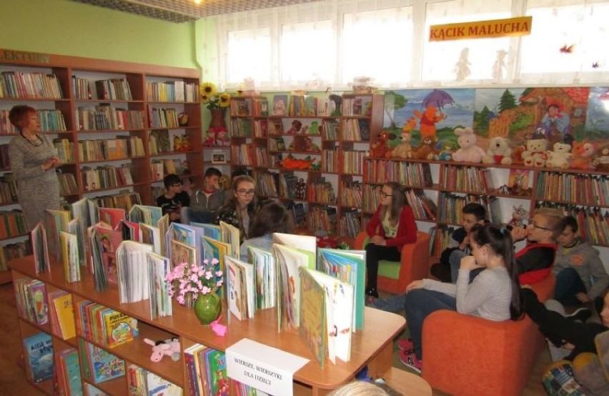 Gimnazjaliści odwiedzili pińczowską bibliotekę, w ramach projektu "Zaczytana szkoła"