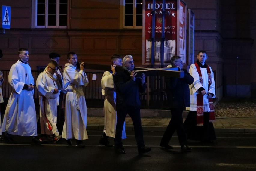 Legnica: Droga Krzyżowa przeszła ulicami centrum miasta, zobaczcie zdjęcia