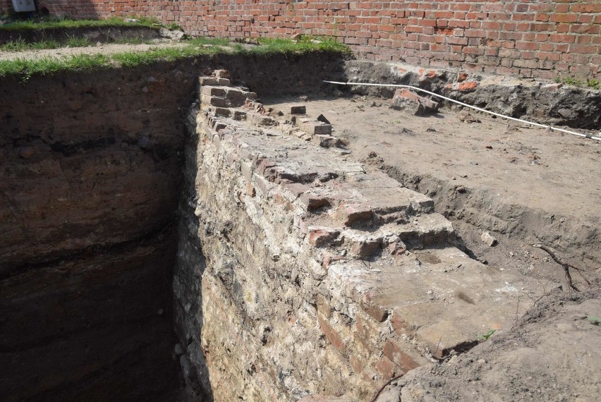 Malbork. Wykopaliska na zamku z bardzo ciekawym odkryciem. Fragment muru odbudowano w złym miejscu